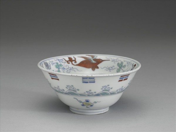 鬥彩八卦海獸紋碗