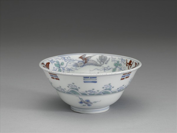 鬥彩八卦海獸紋碗