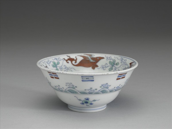 鬥彩八卦海獸紋碗