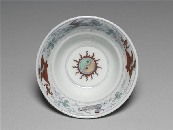 鬥彩八卦海獸紋碗