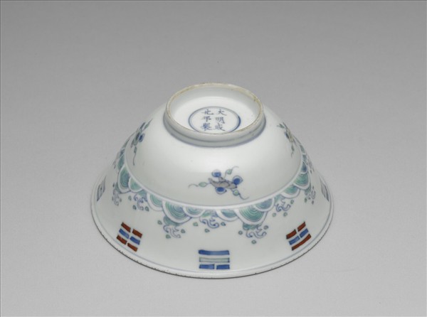 鬥彩八卦海獸紋碗