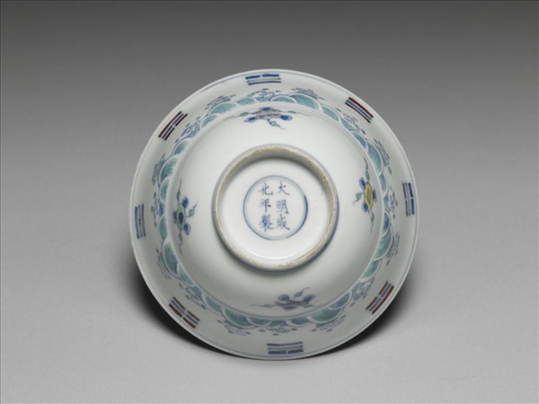 鬥彩八卦海獸紋碗