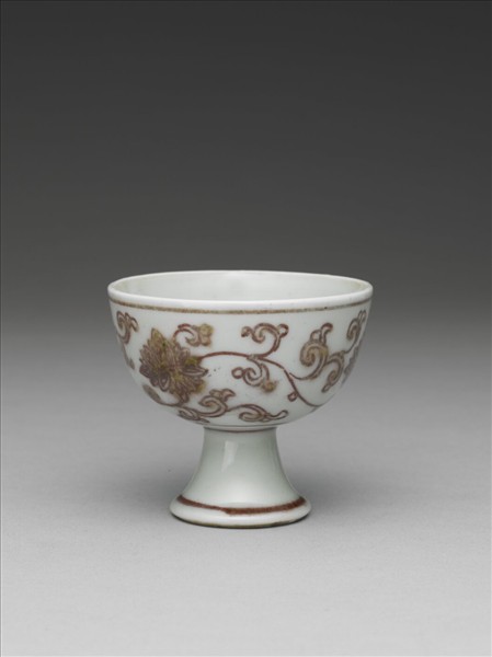 釉裡紅番蓮紋高足杯