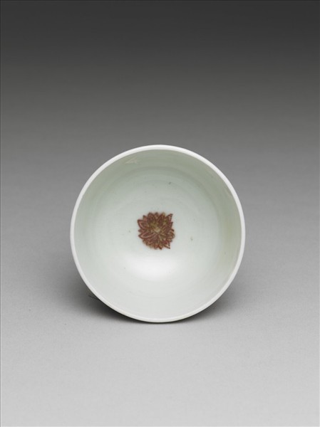 釉裡紅番蓮紋高足杯