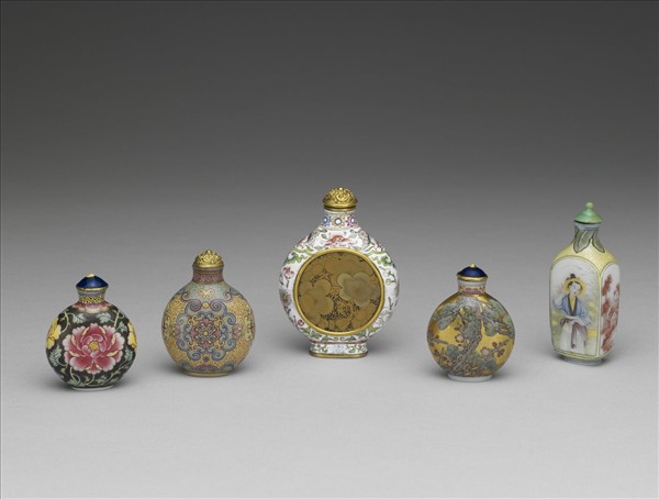 玻璃胎畫琺瑯黑地纏枝牡丹紋鼻煙壺