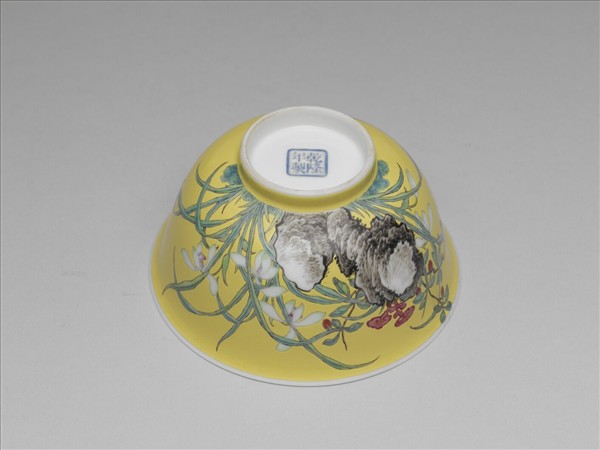 琺瑯彩黃地芝蘭祝壽碗