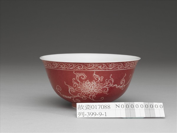 琺瑯彩洋紅地剔花番蓮茶碗