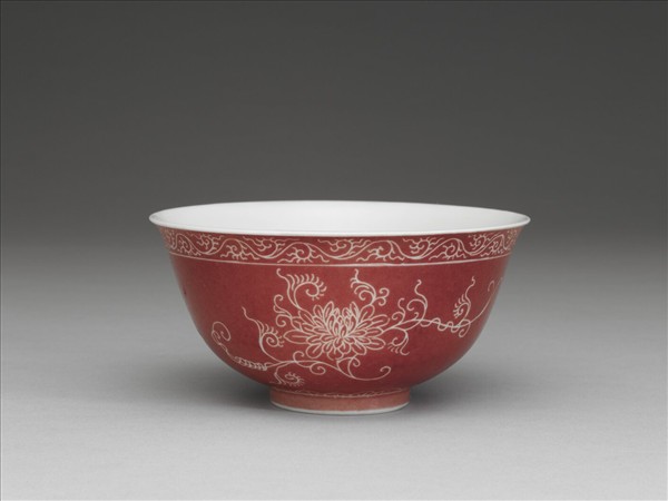 琺瑯彩洋紅地剔花番蓮茶碗