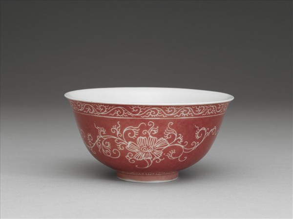 琺瑯彩洋紅地剔花番蓮茶碗
