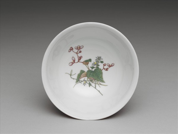 琺瑯彩洋紅地剔花番蓮茶碗