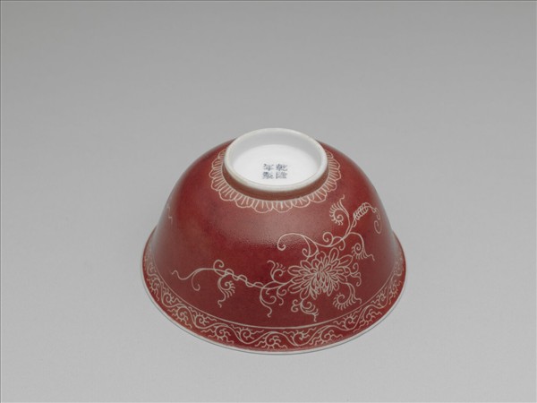 琺瑯彩洋紅地剔花番蓮茶碗