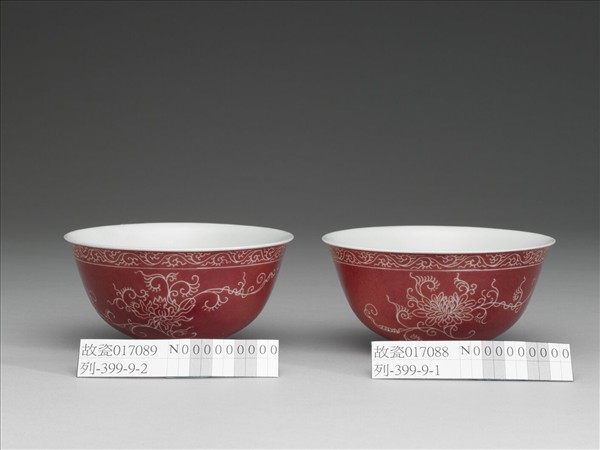 琺瑯彩洋紅地剔花番蓮茶碗