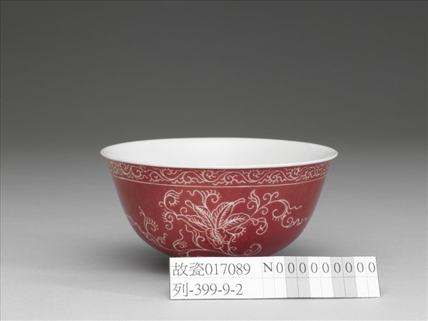 琺瑯彩洋紅地剔花茶碗