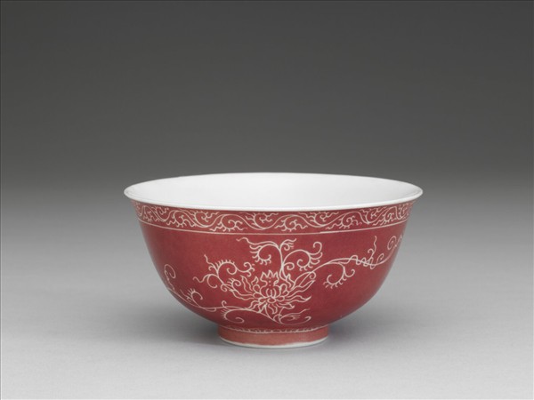 琺瑯彩洋紅地剔花茶碗