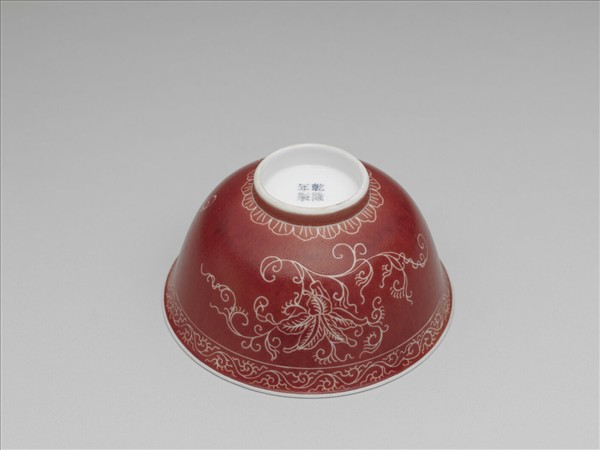 琺瑯彩洋紅地剔花茶碗