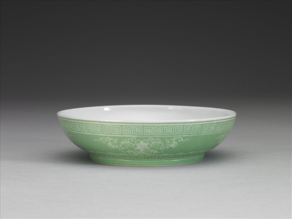 琺瑯彩綠地剔花紅山水碟