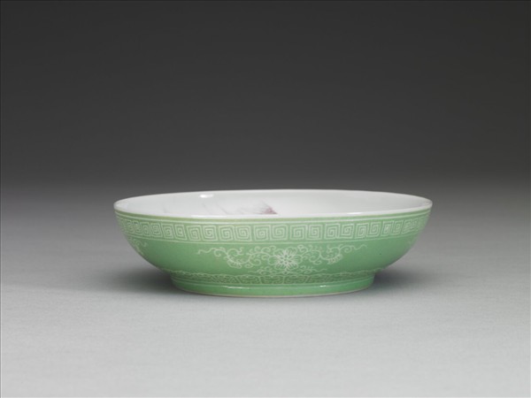 琺瑯彩綠地剔花紅山水碟