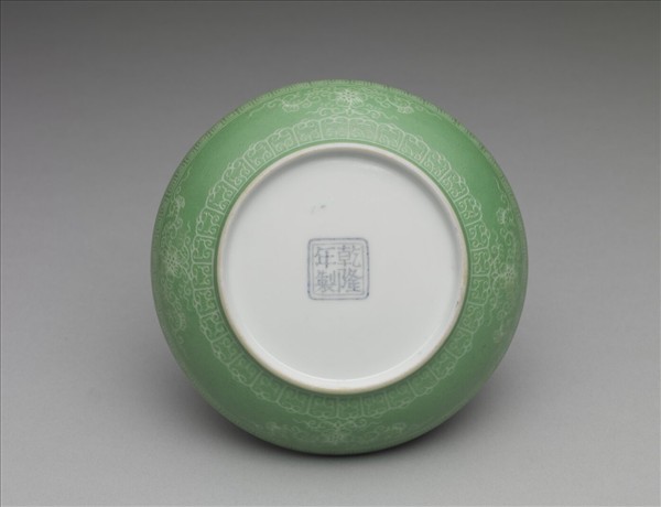 琺瑯彩綠地剔花紅山水碟