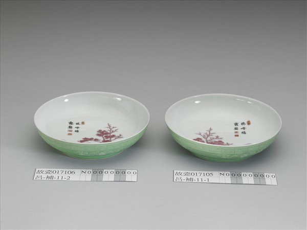 琺瑯彩綠地剔花紅山水碟