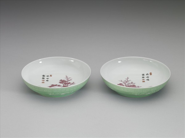 琺瑯彩綠地剔花紅山水碟