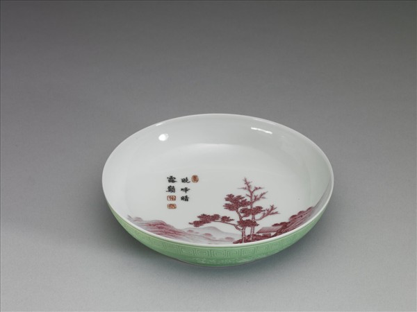 琺瑯彩綠地剔花紅山水碟
