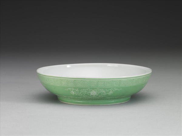 琺瑯彩綠地剔花紅山水碟