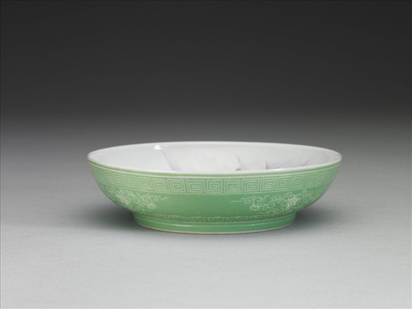 琺瑯彩綠地剔花紅山水碟