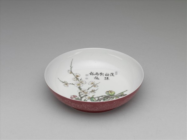 琺瑯彩紅地剔花梅花山茶碟