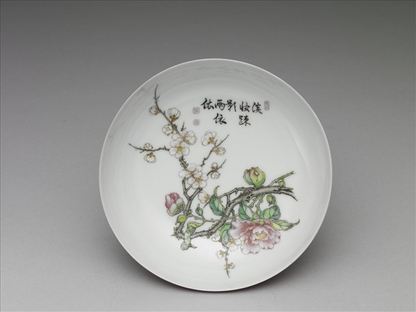 琺瑯彩紅地剔花梅花山茶碟