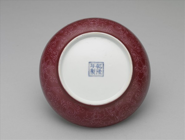 琺瑯彩紅地剔花梅花山茶碟