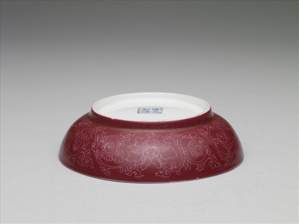 琺瑯彩紅地剔花梅花山茶碟