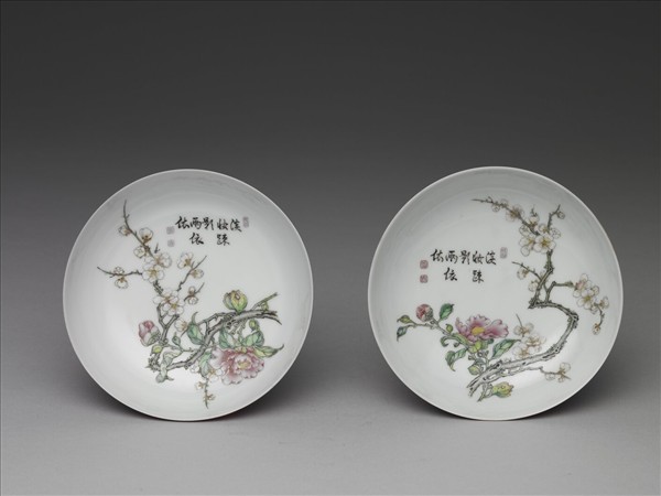 琺瑯彩紅地剔花梅花山茶碟