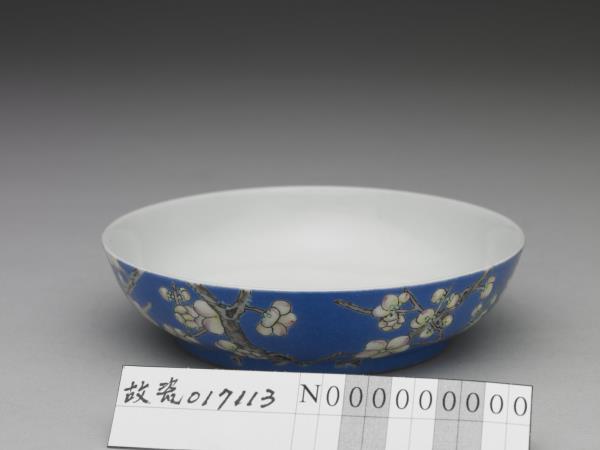 琺瑯彩藍地白梅紋碟