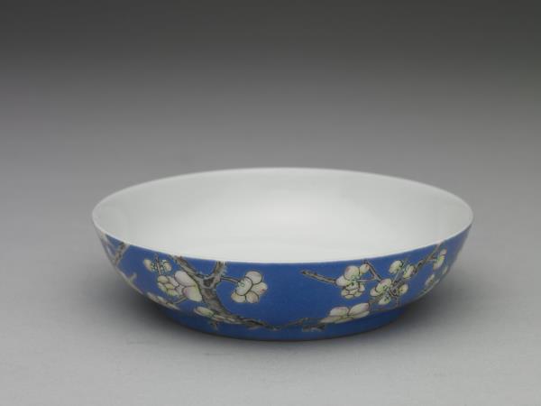 琺瑯彩藍地白梅紋碟