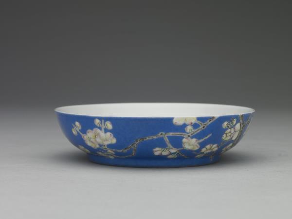 琺瑯彩藍地白梅紋碟