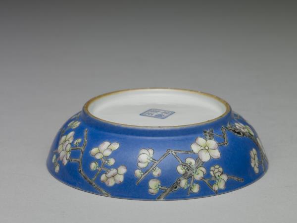 琺瑯彩藍地白梅紋碟