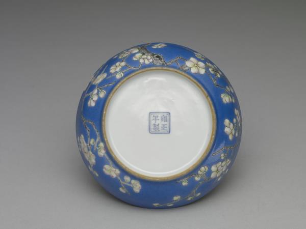 琺瑯彩藍地白梅紋碟
