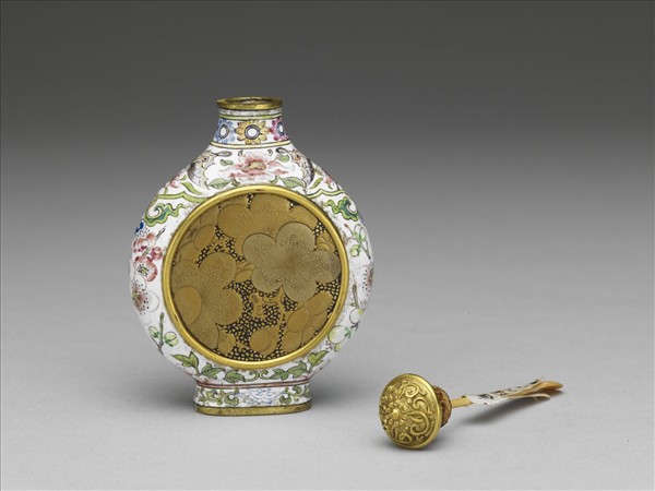 銅胎畫琺瑯嵌蒔繪漆片花卉紋鼻煙壺