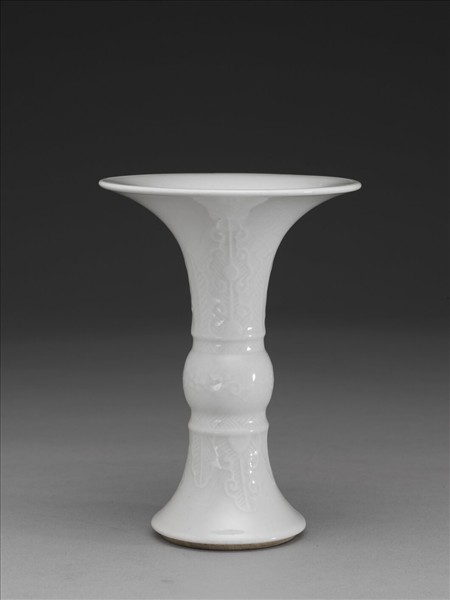 甜白釉蕉葉紋觚