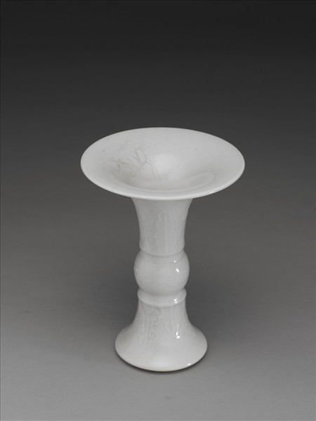 甜白釉蕉葉紋觚