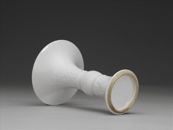 甜白釉蕉葉紋觚