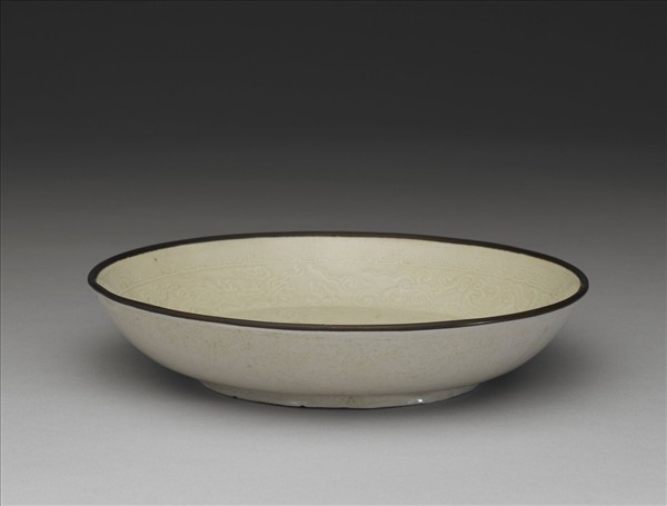 定窯 印花孔雀雲螭盤