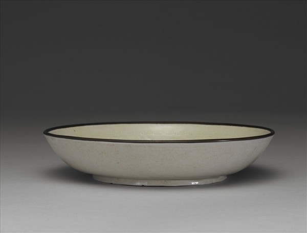 定窯 印花孔雀雲螭盤