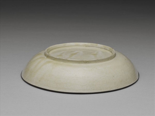 定窯 印花孔雀雲螭盤