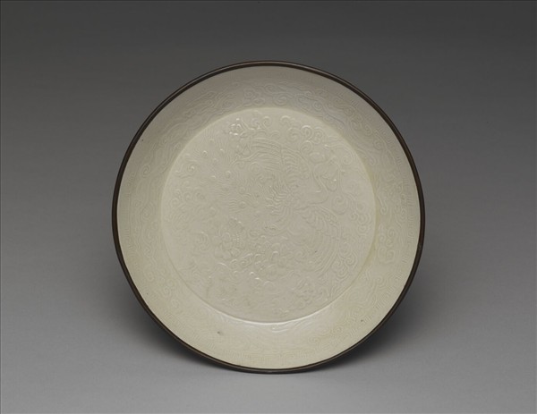 定窯 印花孔雀雲螭盤