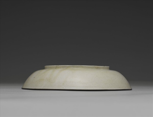 定窯 印花孔雀雲螭盤