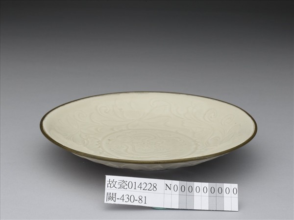 定窯 蓮瓣劃花蓮荷螭紋盤