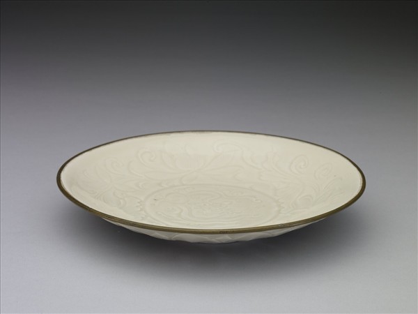 定窯 蓮瓣劃花蓮荷螭紋盤