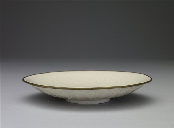 定窯 蓮瓣劃花蓮荷螭紋盤