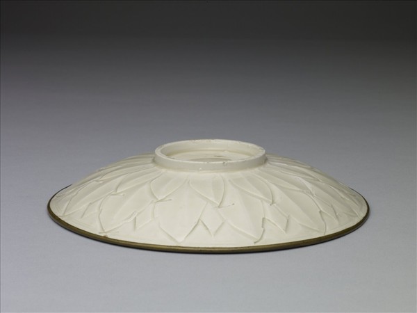 定窯 蓮瓣劃花蓮荷螭紋盤